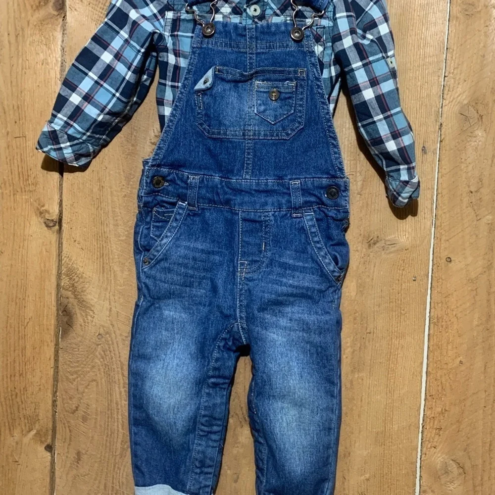💙 Vintage 18M Denim Overalls & Plaid Shirt Set – Retro Baby Outfit 💙